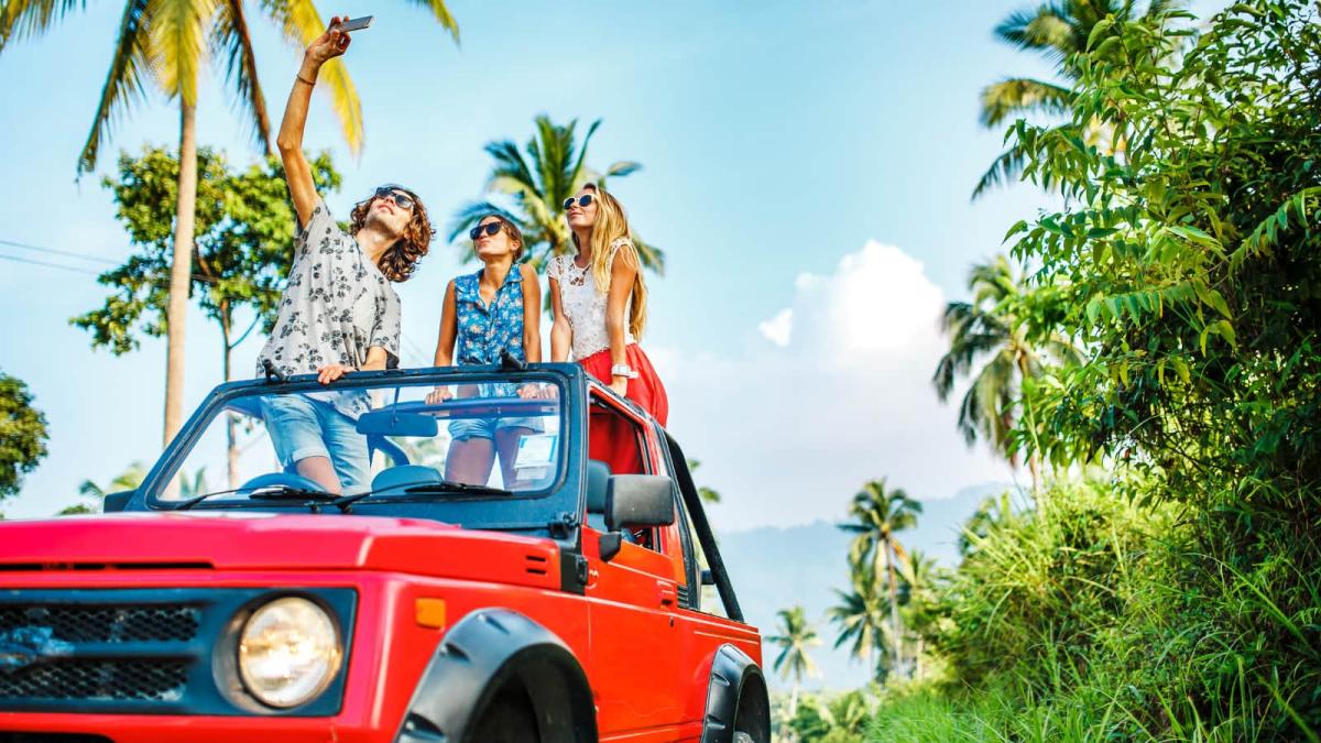 Foreign drivers stoppin for a selfie In Costa Rica